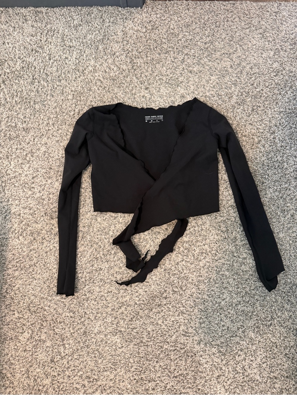 The wrap top black 437
